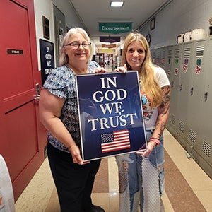 「In God We Trust」ポスター 2,000 枚をウェストバージニア州の教室に寄付 – ニュース